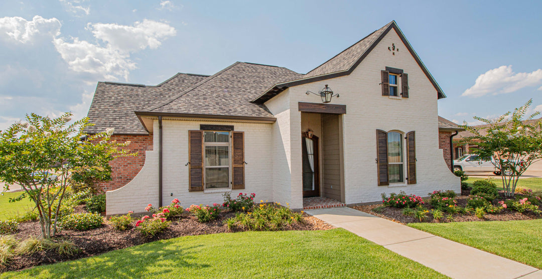 House with mulch around it. How to Mulch: Your Ultimate Guide To Mulching